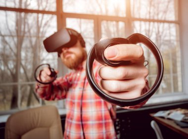 Sanal gerçeklik giyen genç sakallı adam ofiste gözlükler