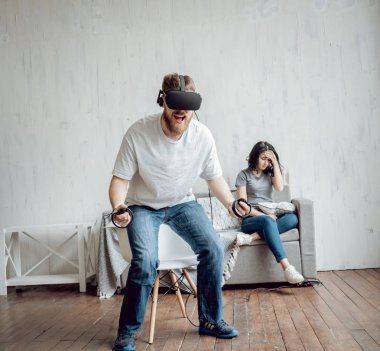 Delikanlı kız sanal gerçeklik ile oyun oynarken ile gözlükler. VR teknolojileri