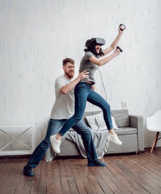 Delikanlı kız sanal gerçeklik ile oyun oynarken ile gözlükler. VR teknolojileri