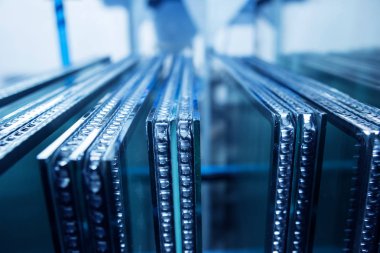 Pencere profili, metal, cam ve izolasyon kesti. Arka plan