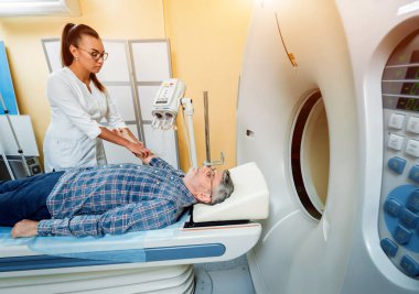 Doktor ve hasta hastanede bilgisayarlı tomografi odasında. Tıbbi donatımı.