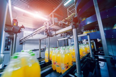 Çemberleme makinesi paketleme hattı için. Modern makine fabrikasında paketleme hattı için. Teknoloji ve endüstri kavramı. Arka plan