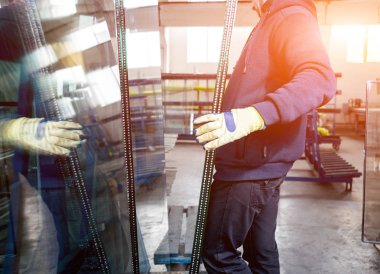 İşçiler transfer Cam fabrika üretim Windows ve alüminyum ve Pvc kapılar için