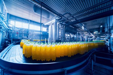 İçecek fabrika iç. Konveyör şişe suyu veya su ile. Modern aletleri