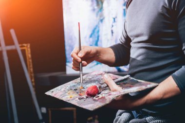 Studio çalışma genç erkek sanatçı