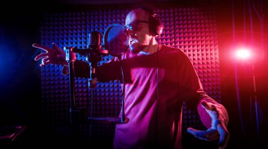 Kayıt stüdyosu olarak bir mikrofon ile şarkıcı söylüyor. Modern arka plan