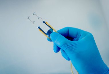 Oftalmik göz cerrahi ekipman. Cerrah bir enstrüman tutar. Cerrahi katarakt tedavisi.