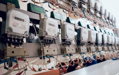 Elektrik donatımı. Elektrik kablo ve crimper. Elektrik sayacı. Arka plan