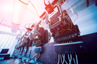 Elektrik donatımı. Elektrik kablo ve crimper. Elektrik sayacı. Arka plan