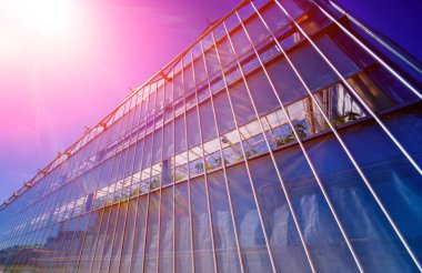 Modern cam seralar mavi gökyüzü.