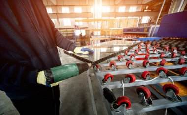 Üretim pencere bölmesi için konveyör bant