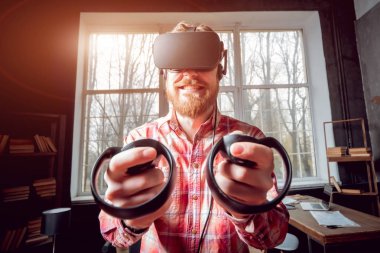 Sanal gerçeklik giyen genç sakallı adam ofiste gözlükler