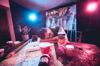 Studio çalışma genç erkek sanatçı