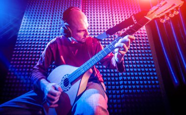 Buzuki ses kayıt stüdyosu olarak oynamaya bir genç adam. Modern arka plan