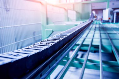 Üretim bir pencere bölmesi için konveyör bant. Endüstri/sanayii donatımı. Arka plan