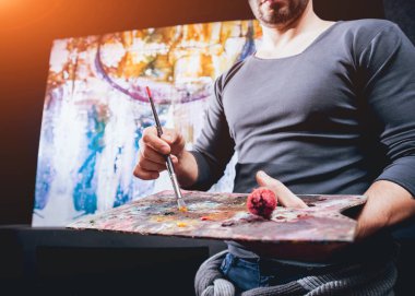 Studio çalışma genç erkek sanatçı