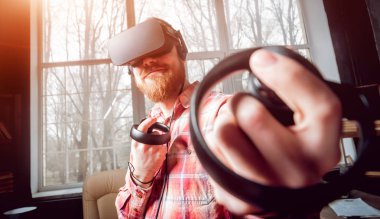 Sanal gerçeklik giyen genç sakallı adam ofiste gözlükler