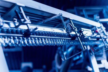 Otomatik Dolum Makinası su Plastik Pet şişe dökülen. Bira üretim. Endüstriyel arka plan.