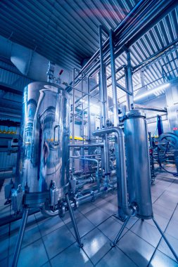 Modern bir bira iç. Varil ve borular. Fabrika iç. Sanayi arka plan