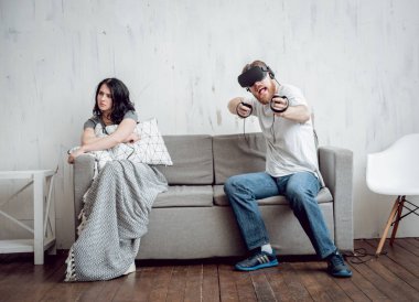 Delikanlı kız sanal gerçeklik ile oyun oynarken ile evde gözlükler. VR teknolojileri