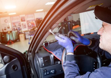 Ön cam otomatik servis istasyonu garajda araba yerine otomobil özel işçi