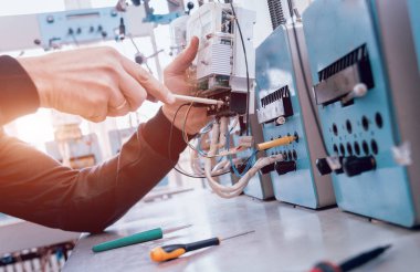 Elektrik ölçerler kontrol elektrikçi işçi