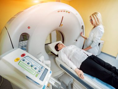 Doktor ve hasta hastanede bilgisayarlı tomografi odasında. Tıbbi donatımı.