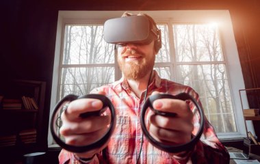 Sanal gerçeklik giyen genç sakallı adam ofiste gözlükler