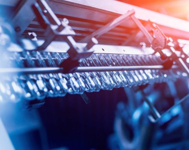 Otomatik Dolum Makinası su Plastik Pet şişe dökülen. Bira üretim. Endüstriyel arka plan.