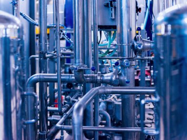 Modern bir bira iç. Varil ve borular. Fabrika iç. Sanayi arka plan