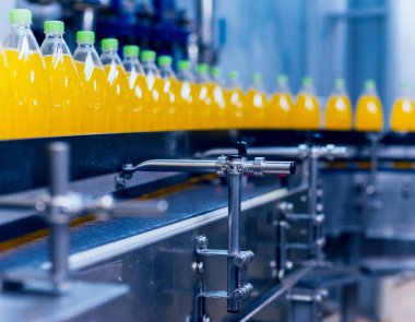 Konveyör şişe suyu veya su ile. İçecekler fabrika ekipmanları. Arka plan