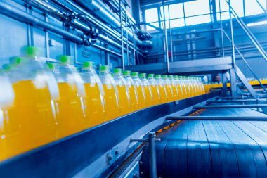 İçecek fabrika iç. Konveyör şişe suyu veya su ile. Modern aletleri