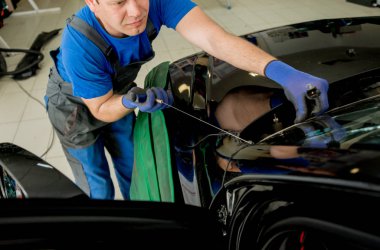 Ön cam otomatik servis istasyonu garajda araba yerine otomobil özel işçi