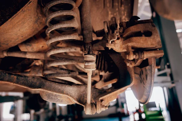 Auto Monteur Inspecteren Wiel Schorsing Detail Van Opgeheven Auto Reparatie — Stockfoto