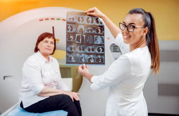 Radiologe Mit Einer Älteren Patientin Beim Röntgen Hintergrund — Stockfoto