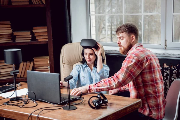 Joven Chica Juega Juego Con Gafas Realidad Virtual Sala Del — Foto de Stock