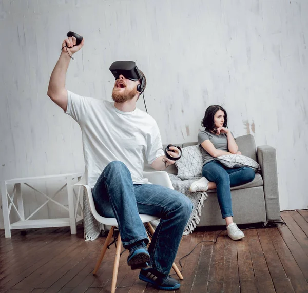 Joven Con Novia Jugando Con Gafas Realidad Virtual Casa Tecnologías — Foto de Stock