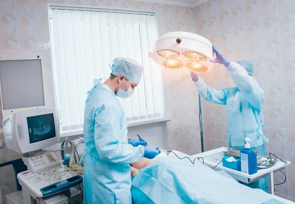 Chirurgo Assistente Sala Operatoria Con Attrezzatura Chirurgica Contesto — Foto Stock
