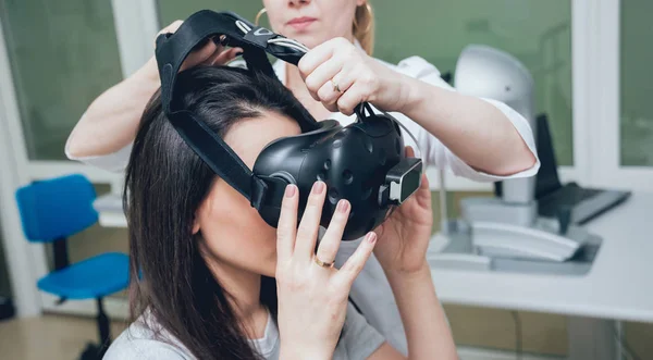 Oftalmologia Médico Verificando Menina Visão Com Ajuda Óculos Realidade Virtual — Fotografia de Stock