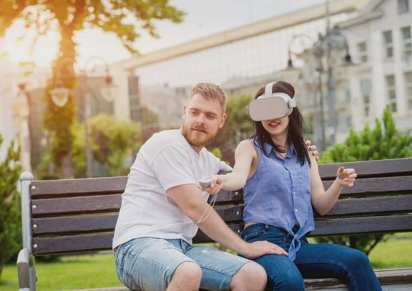 Unga Kaukasiska Par Spelar Ett Spel Med Virtual Reality Glasögon — Stockfoto