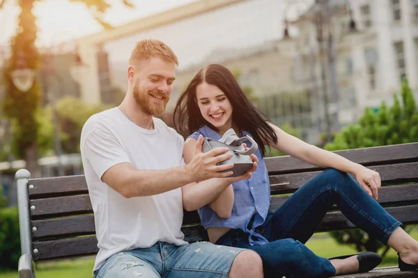 Unga Kaukasiska Par Spelar Ett Spel Med Virtual Reality Glasögon — Stockfoto