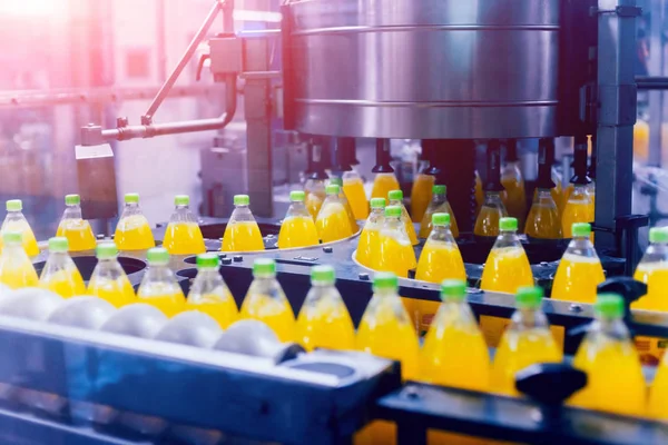 Pabrik Minuman Interior Conveyor Dengan Botol Untuk Jus Atau Air — Stok Foto