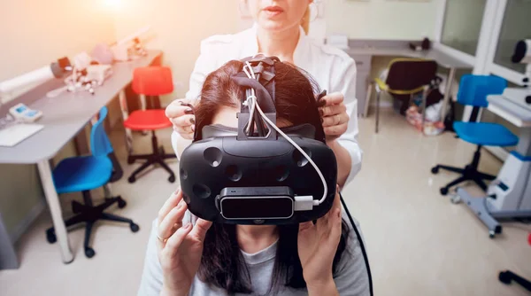 Oftalmología Médico Comprobar Visión Niña Con Ayuda Gafas Realidad Virtual — Foto de Stock