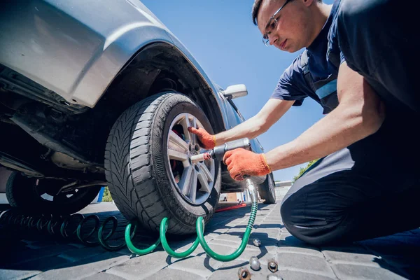 Mecânico Carro Profissional Trabalhando Com Chave Pneumática Serviço Reparação Automóveis — Fotografia de Stock