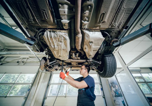 Autó Szerelő Vizsgálata Felemelt Gépjármű Javítás Benzinkút Autó Felfüggesztését Háttér — Stock Fotó