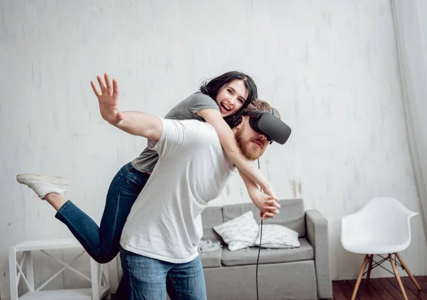 Giovane Uomo Con Fidanzata Giocare Con Occhiali Realtà Virtuale Casa — Foto Stock