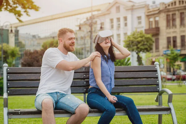 Joven Pareja Caucásica Juega Juego Con Gafas Realidad Virtual Calle —  Fotos de Stock