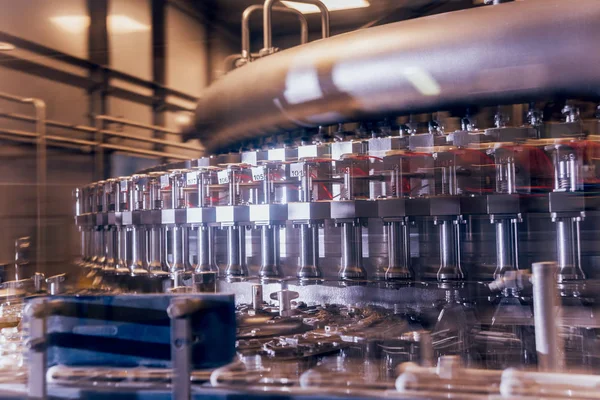 Αυτόματη Μηχανή Πληρώσεως Χύνει Νερό Πλαστικά Μπουκάλια Pet Ζυθοποιία Παραγωγής — Φωτογραφία Αρχείου