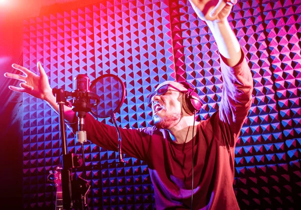 歌手は 録音スタジオでマイクを使って歌っています モダンな背景 — ストック写真