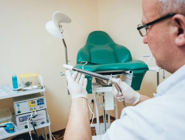 Proctologist Houden Een Anoscope Tegen Een Proctological Stoel Het Ziekenhuis — Stockfoto